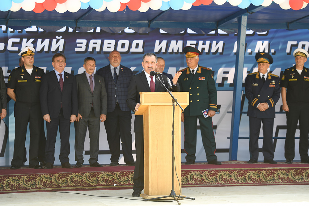 Торжественная церемония спуска на воду малого ракетного корабля проекта 21631 "Ингушетия"