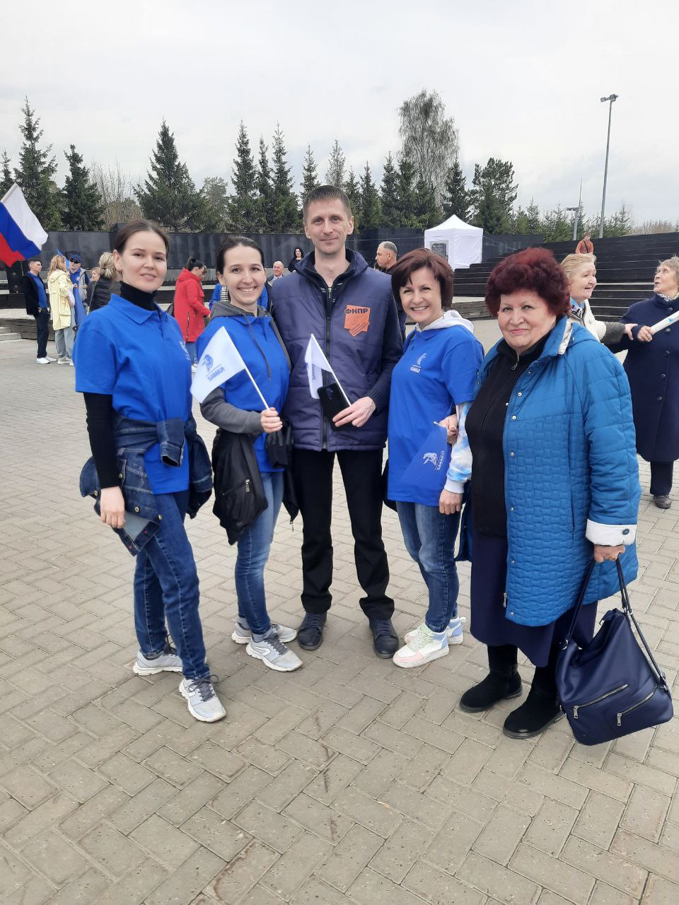 «Зa мир! Труд! Май!», «За мир без нацизма!»