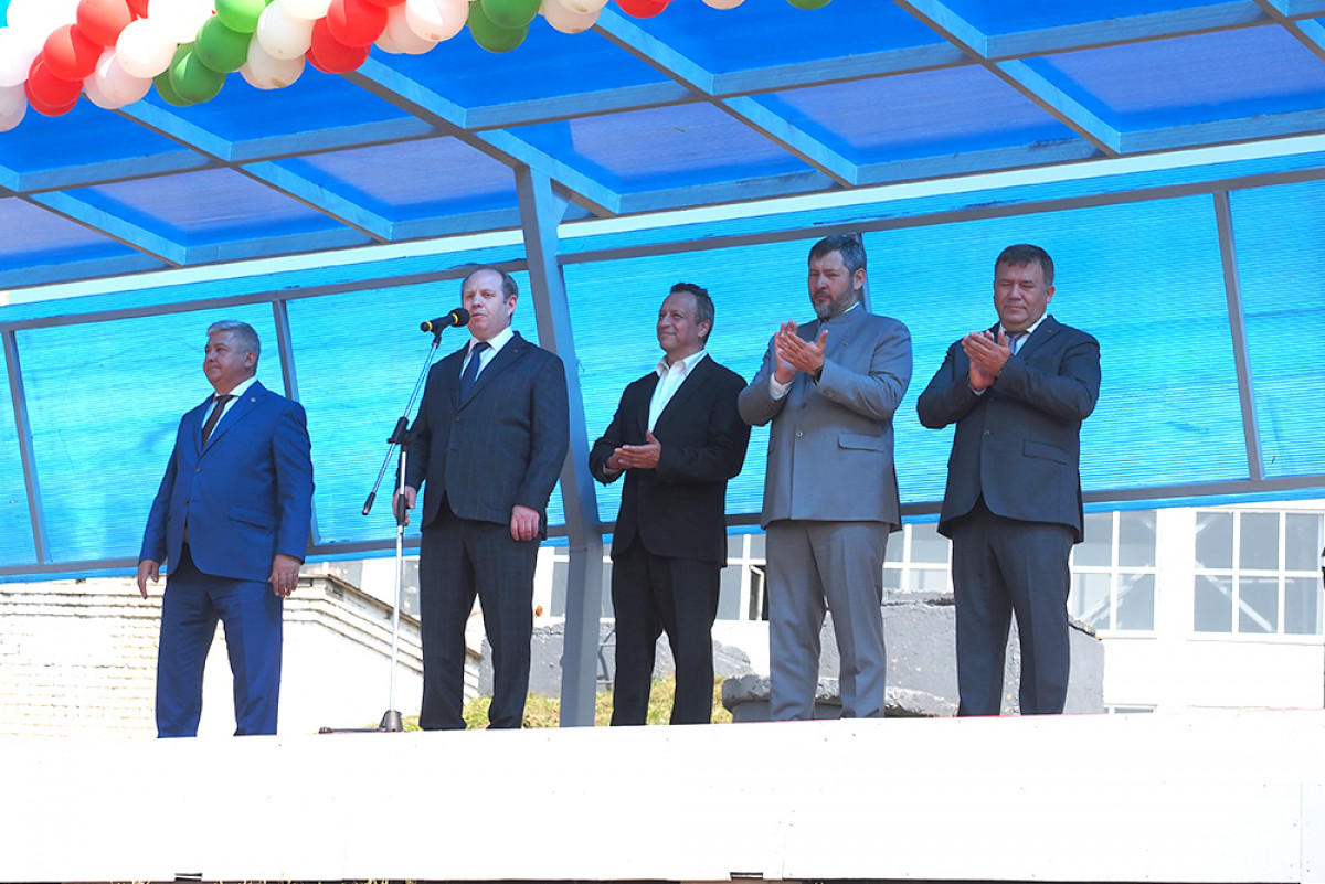 Спуск на воду прогулочно-экскурсионного судна, работающего на водородном топливе
