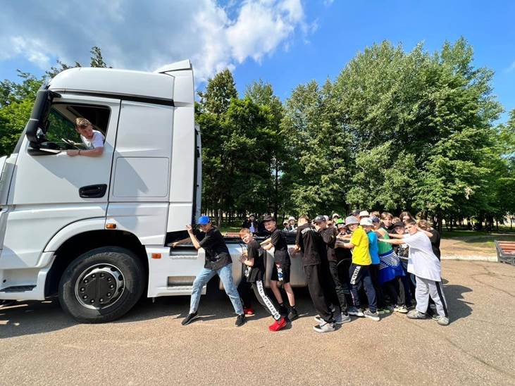 Работники Завода двигателей ПАО "КАМАЗ" провели день в компании детей