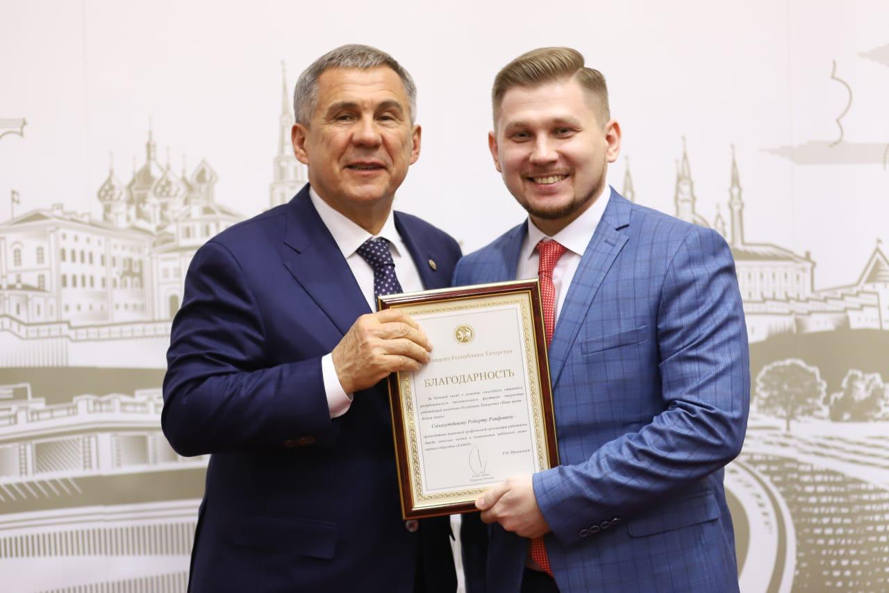 РУСТАМ МИННИХАНОВ ВРУЧИЛ НАГРАДУ КАМАЗОВЦУ