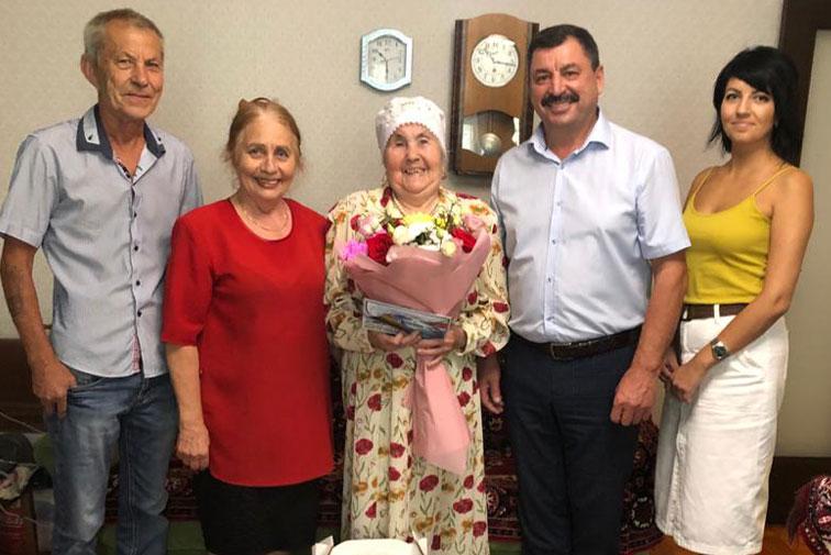 Машиностроители Татарстана поздравили ветерана, труженицу тыла с 90-летием