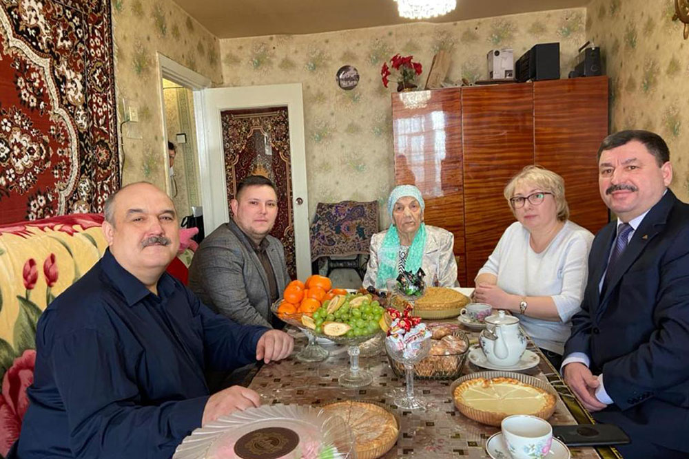 Поздравление ветерана предприятия с 90-летием Поздравление ветерана предприятия с 90-летием