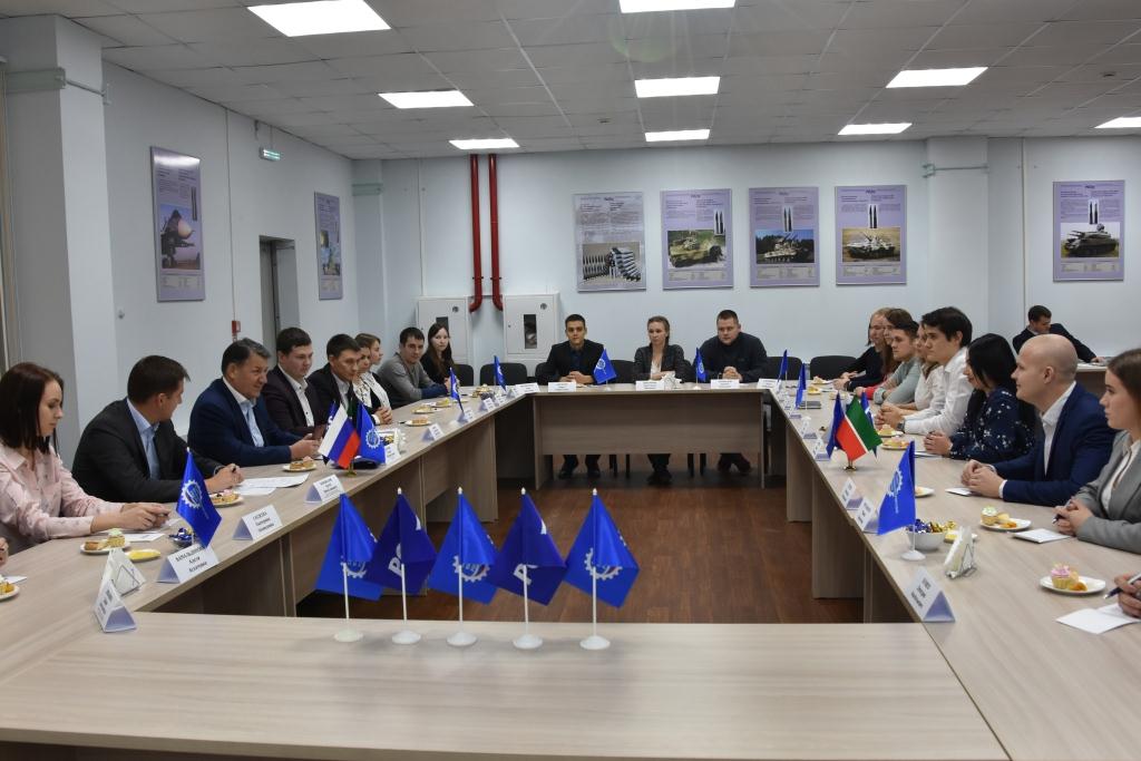 Лидер Татарстанского отделения Союзмаш пообщался с молодежью предприятий без галстуков
