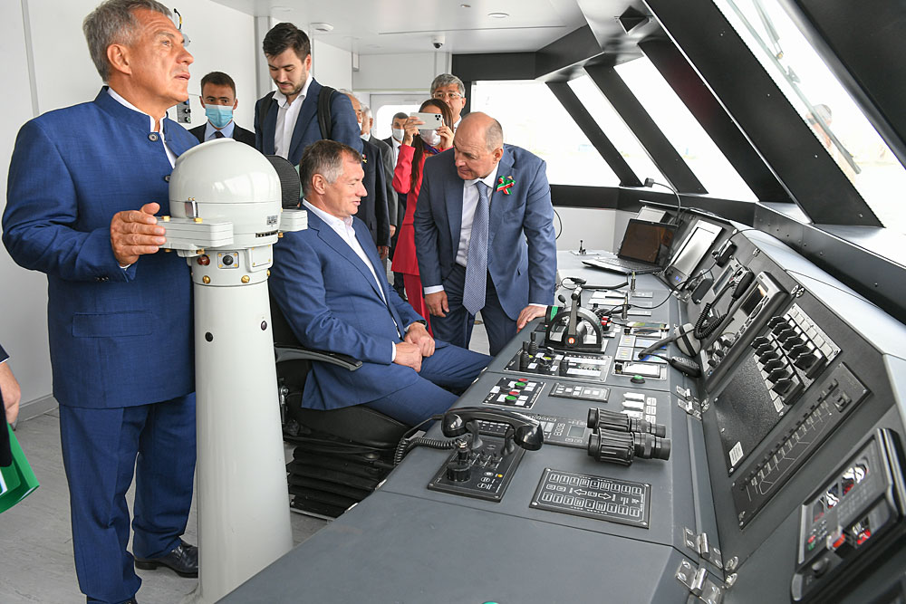 Президент Республики Татарстан осмотрел пассажирское судно на сжиженном природном газе «Чайка» Президент Республики Татарстан осмотрел пассажирское судно на сжиженном природном газе «Чайка»
