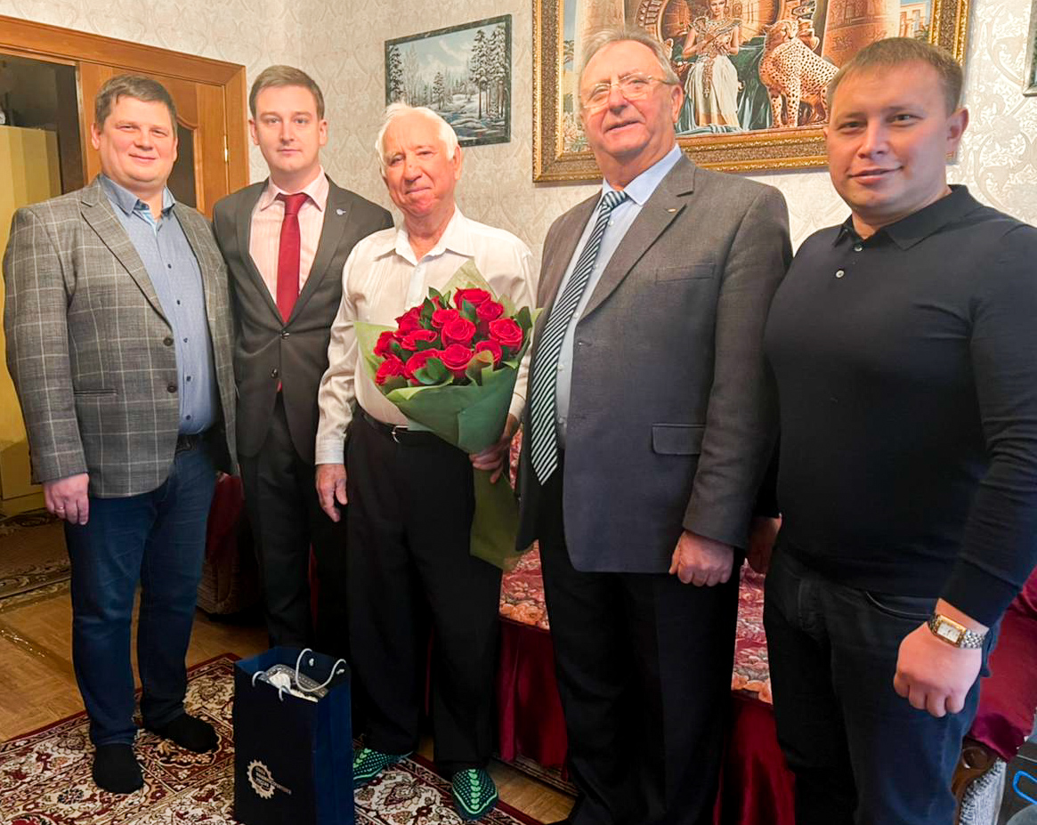 POZIS поздравил ветерана предприятия с юбилеем