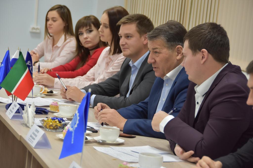 Лидер Татарстанского отделения Союзмаш пообщался с молодежью предприятий без галстуков