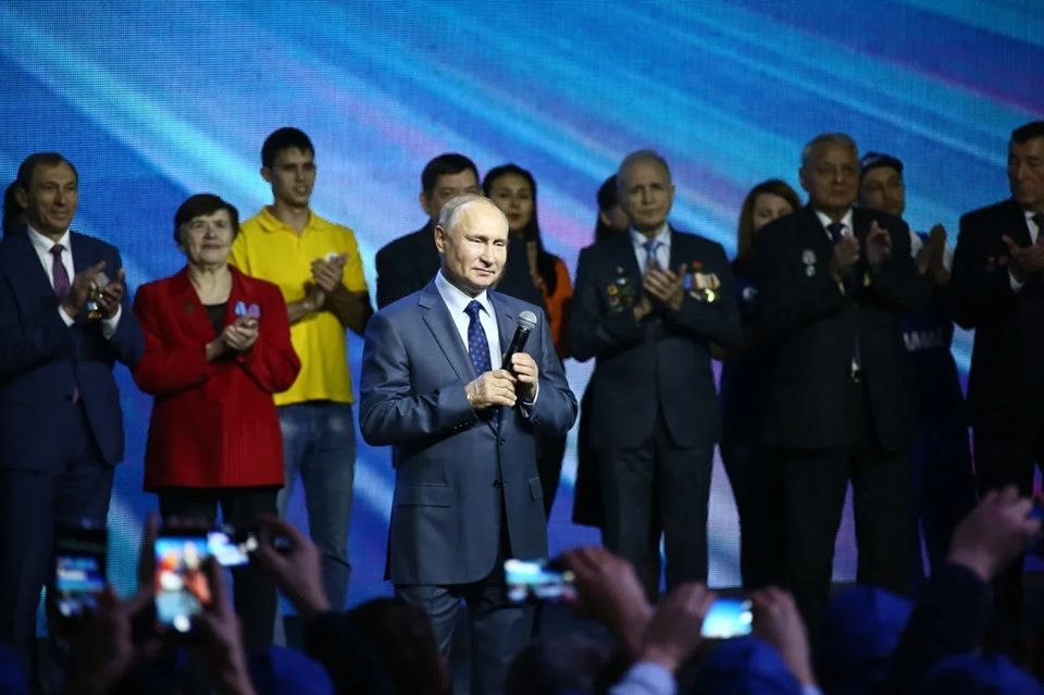 ПРЕЗИДЕНТ РОССИИ ПОСЕТИЛ «КАМАЗ» В ДЕНЬ ЕГО 50-ЛЕТИЯ ПРЕЗИДЕНТ РОССИИ ПОСЕТИЛ «КАМАЗ» В ДЕНЬ ЕГО 50-ЛЕТИЯ