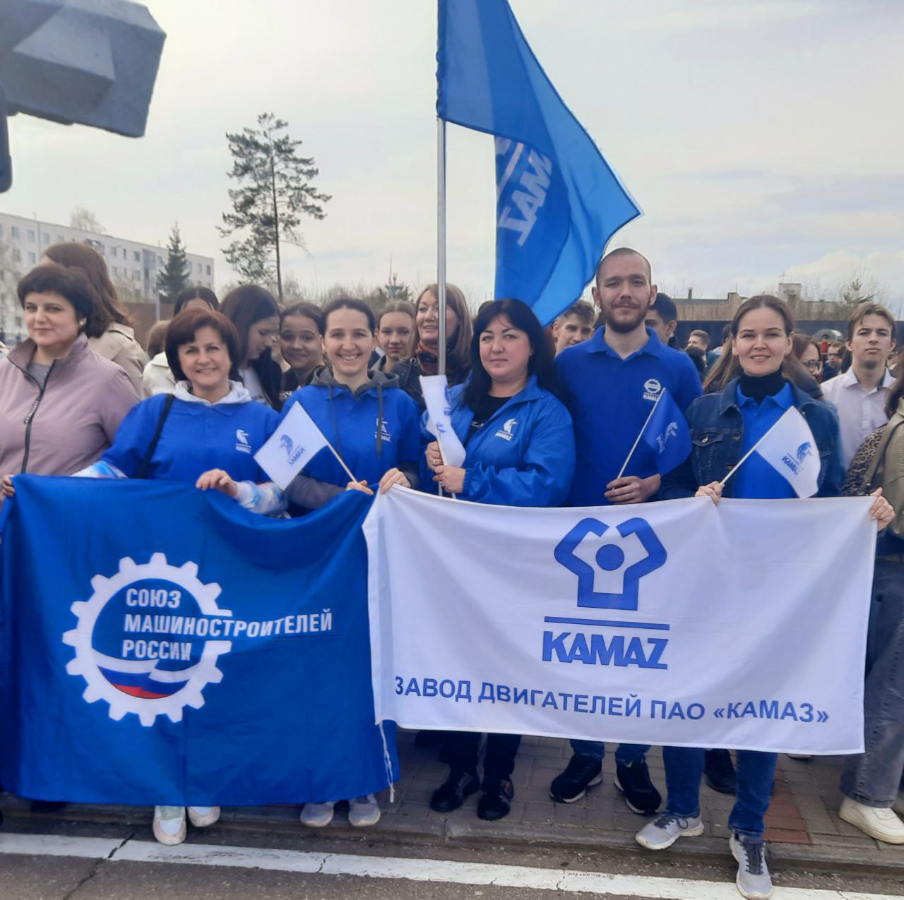 «Зa мир! Труд! Май!», «За мир без нацизма!»