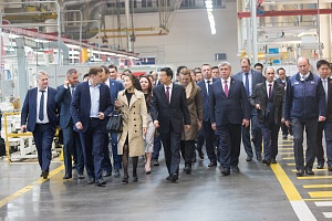 ПРАВИТЕЛЬСТВЕННАЯ ДЕЛЕГАЦИЯ КНР НА «КАМАЗЕ»
