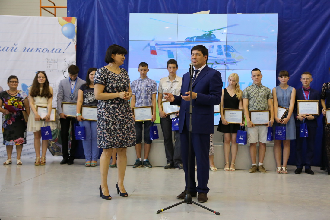 На Казанском вертолетном заводе прошел выпускной вечер «вертолетного» класса гимназии № 8