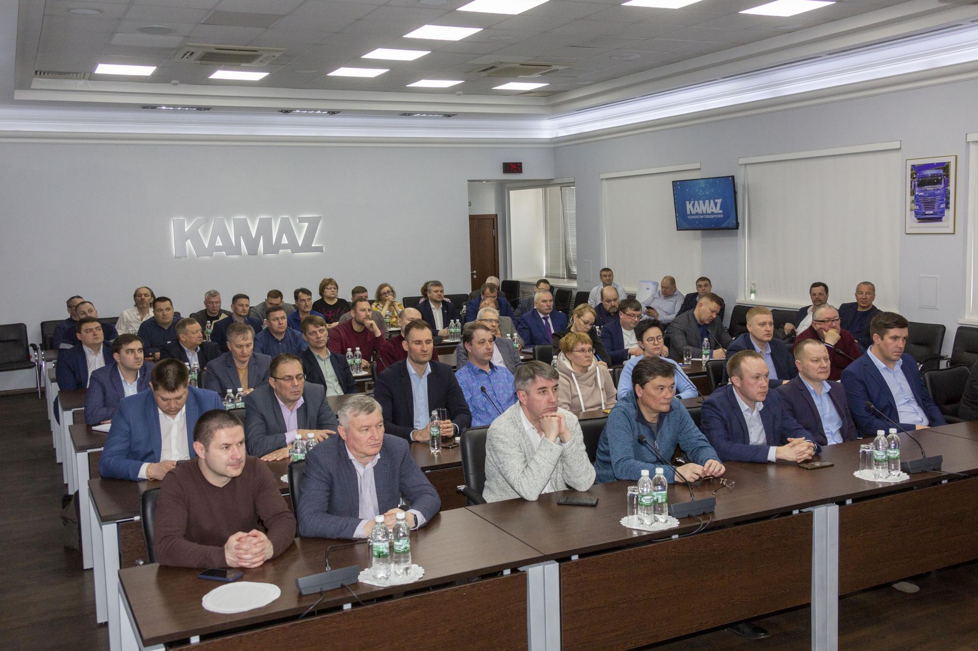 Делегация промышленников Удмуртии посетила «КАМАЗ» Делегация промышленников Удмуртии посетила «КАМАЗ»