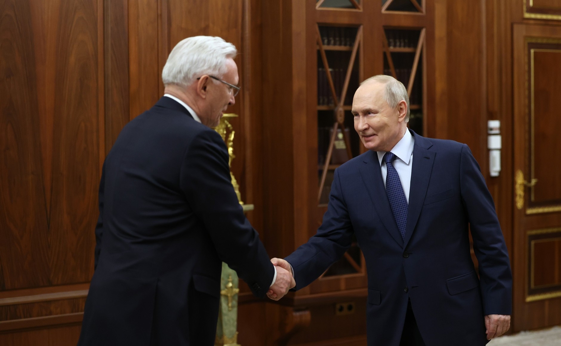 Президент РФ Владимир Путин встретился с генеральным директором ПАО «КАМАЗ» Сергеем Когогиным Президент РФ Владимир Путин встретился с генеральным директором ПАО «КАМАЗ» Сергеем Когогиным