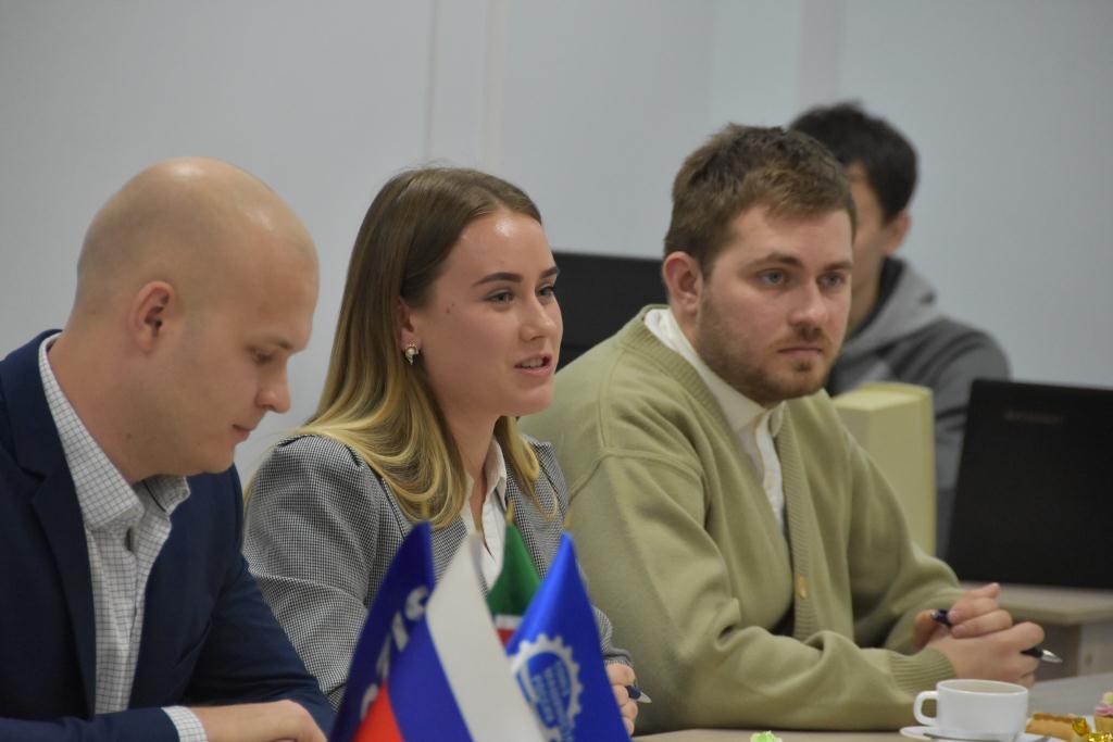 Лидер Татарстанского отделения Союзмаш пообщался с молодежью предприятий без галстуков