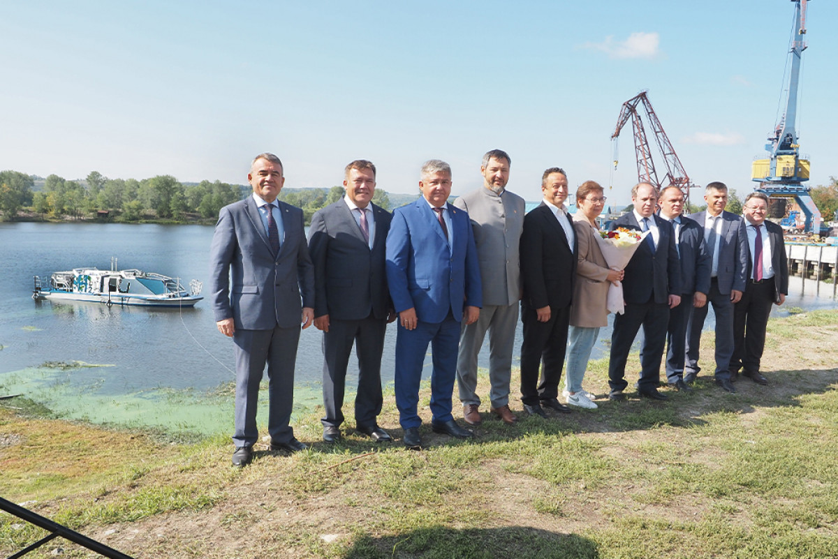 Спуск на воду прогулочно-экскурсионного судна, работающего на водородном топливе