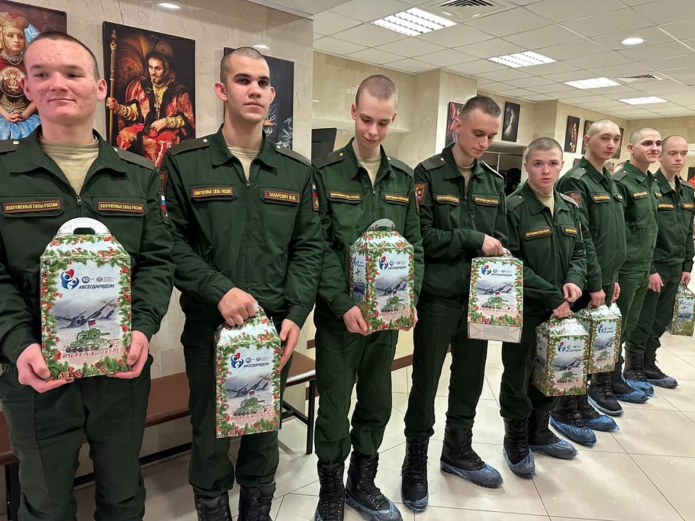 СоюзМаш России направил рисунки детей и подарки на фронт