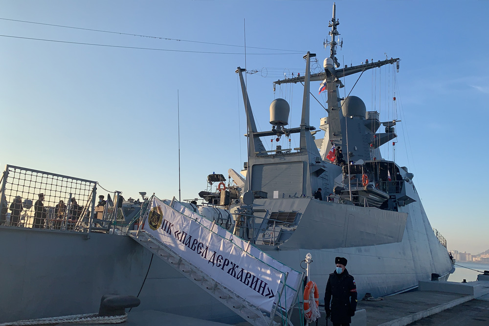 Торжественная церемония поднятия Андреевского флага на патрульном корабле «Павел Державин» Торжественная церемония поднятия Андреевского флага на патрульном корабле «Павел Державин»