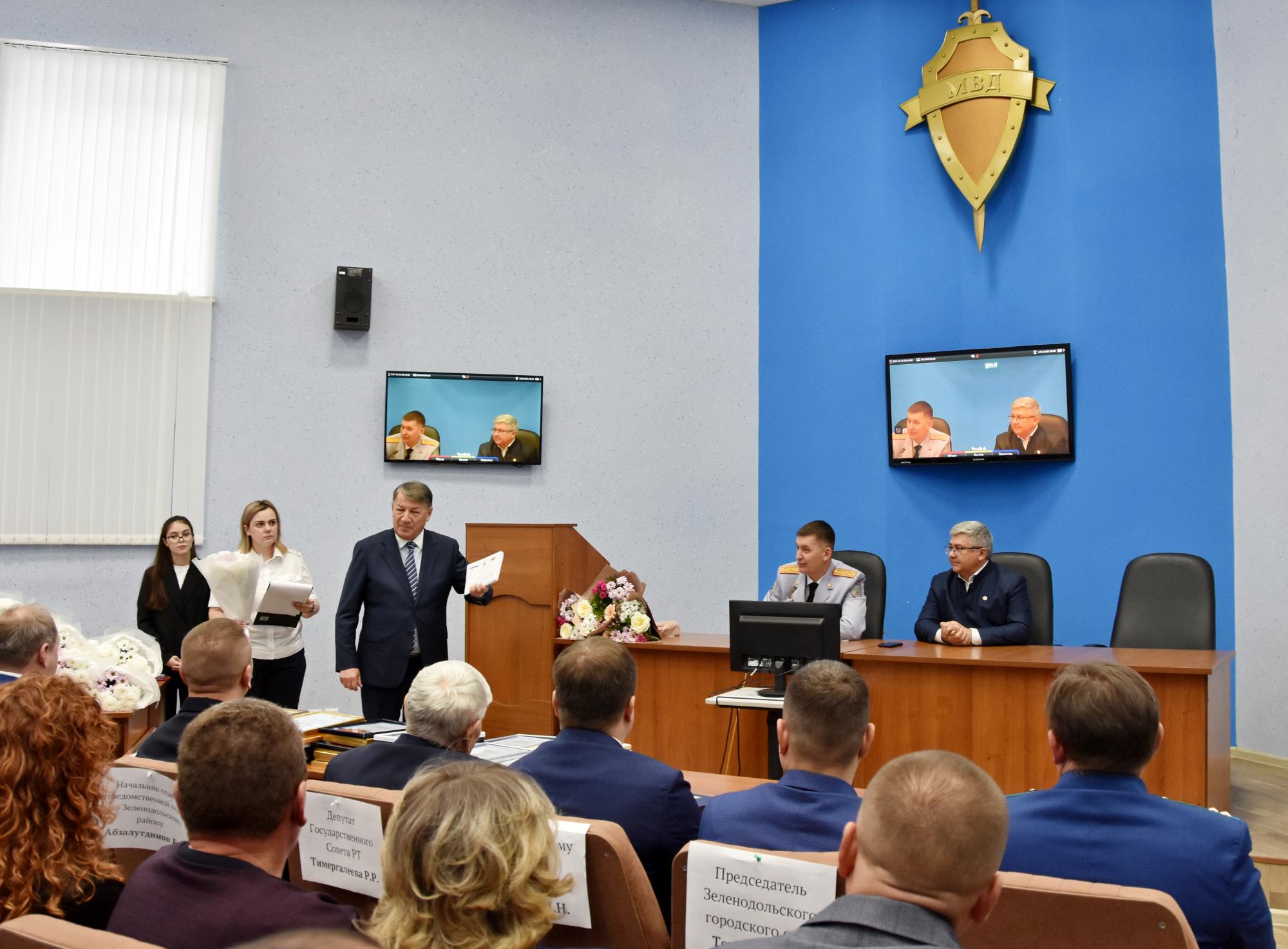 Председатель реготделения СоюзМаш поздравил﻿ сотрудников МВД с профессиональным праздником