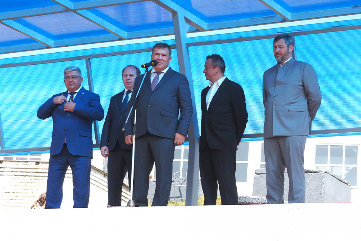 Спуск на воду прогулочно-экскурсионного судна, работающего на водородном топливе