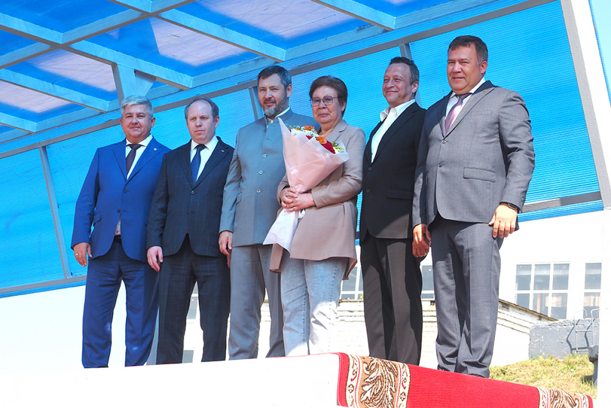 Спуск на воду прогулочно-экскурсионного судна, работающего на водородном топливе