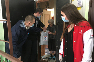 Участники акции #МыВместе в Татарстане поздравили казанских ветеранов с днем рождения и вручили им подарки