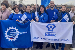 «Зa мир! Труд! Май!», «За мир без нацизма!»