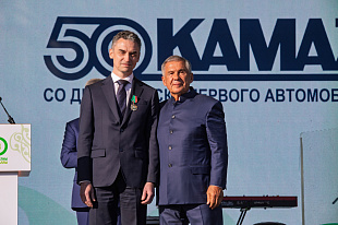 Раис Татарстана вручил камазовцам государственные награды на юбилее города