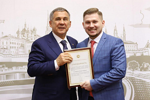 РУСТАМ МИННИХАНОВ ВРУЧИЛ НАГРАДУ КАМАЗОВЦУ